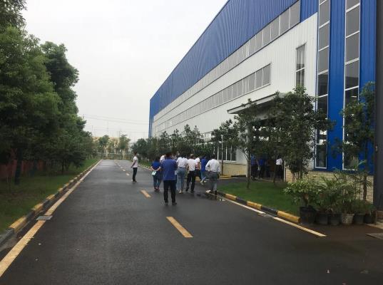 華禹護欄荊州公司組織員工赴湖北山洪食品機械廠學(xué)習(xí)交流