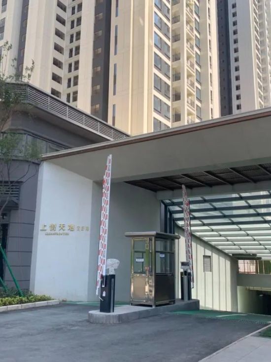 云南 . 上躍天地<a href=http://www.xgqqs.cn target=_blank class=infotextkey>陽臺護(hù)欄</a><a href=http://www.xgqqs.cn/product/loutifushou/ target=_blank class=infotextkey>樓梯扶手</a>項目