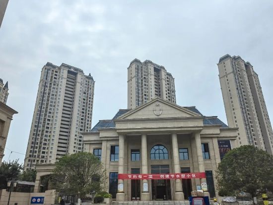 湖北襄陽金輝優(yōu)步學府樓梯護欄百葉窗空調架項目