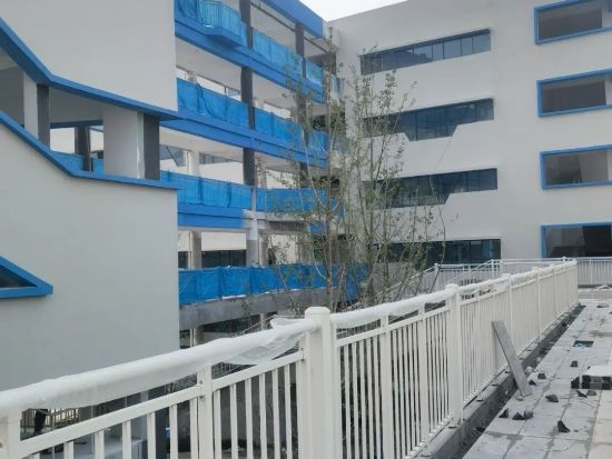 湖北襄陽金輝優(yōu)步學府樓梯護欄百葉窗空調架項目