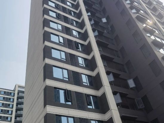 湖北襄陽金輝優(yōu)步學府樓梯護欄百葉窗空調架項目