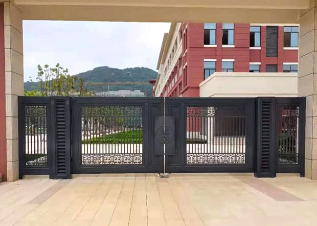咸寧赤壁學校鋁合金大門<a href=http://www.xgqqs.cn/product/weiqianzalan/ target=_blank class=infotextkey>柵欄</a>工程