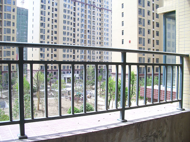 新型陽(yáng)臺(tái)護(hù)欄安裝方法及工程驗(yàn)收注意事項(xiàng)