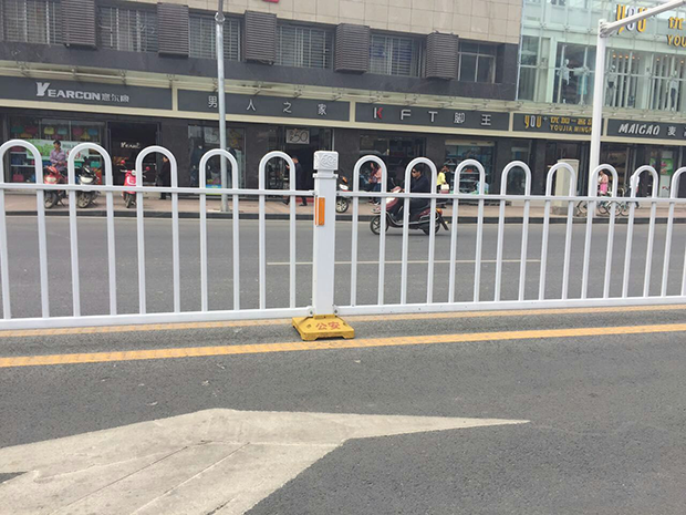 鋅鋼護(hù)欄廠的京式道路護(hù)欄的特點