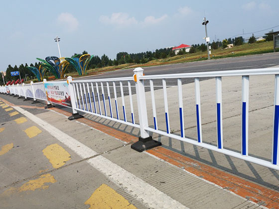城市<a href=http://www.xgqqs.cn/product/daoluhulan/ target=_blank class=infotextkey>道路護欄</a>如何合理布局和選擇高度