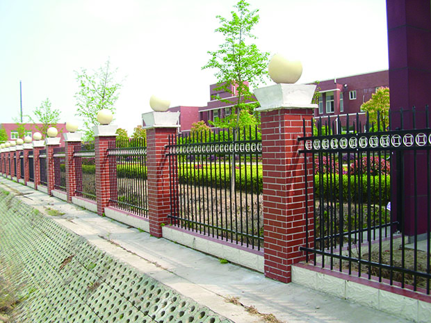 鄭州<a href=http://www.xgqqs.cn target=_blank class=infotextkey>護欄廠家</a>直銷哪家好