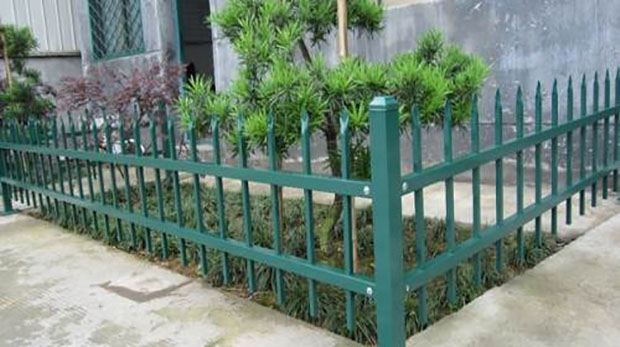 鋅鋼草坪<a href=http://www.xgqqs.cn target=_blank class=infotextkey>護(hù)欄廠家</a>價格多少錢一米?
