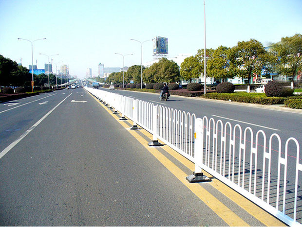 關(guān)于鋅鋼<a href=http://www.xgqqs.cn/product/daoluhulan/ target=_blank class=infotextkey>道路護(hù)欄</a>的報價說明