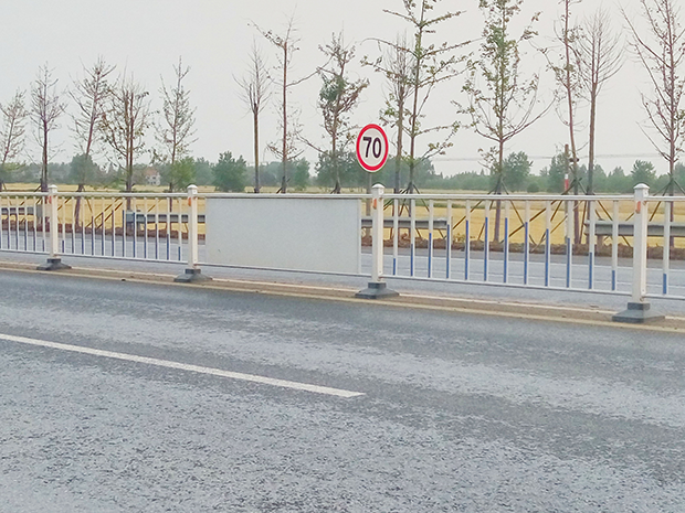 城市道路鋅鋼護(hù)欄的功能介紹，道路<a href=http://www.xgqqs.cn target=_blank class=infotextkey>護(hù)欄廠家</a>選擇