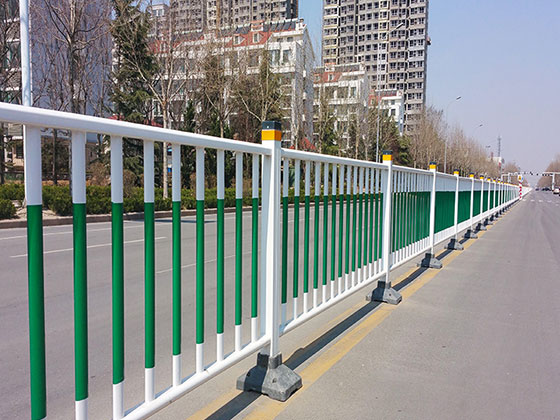 人行道隔離<a href=http://www.xgqqs.cn target=_blank class=infotextkey>護(hù)欄廠家</a>哪里有