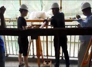 華禹護(hù)欄丨現(xiàn)場(chǎng)檢測(cè)產(chǎn)品抗推力，好產(chǎn)品經(jīng)得起考驗(yàn)！